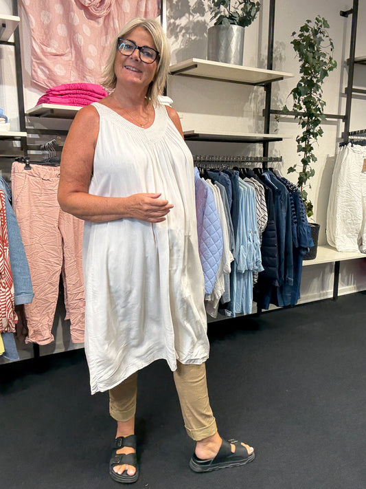Mille viskose kjole i æggeskal plussize fra sigensgaard.dk