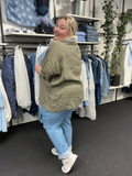 Plus size tunikaen, Linda hør tunika, er i 100% hør, og er elsket for dens gode facon. Den er med 3/4 ærme og er onesize men passes fra en str. 42 til og med ca. str. 52. Tunikaen her er en smuk army farve.