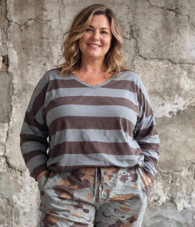 Dejlig basis t-shirt med striber. Den er i en lækker tynd kvalitet, som er perfekt til plus size kvinden som let får det varmt. Dette er en t-shirt du vil kunne bruge året rundt. 