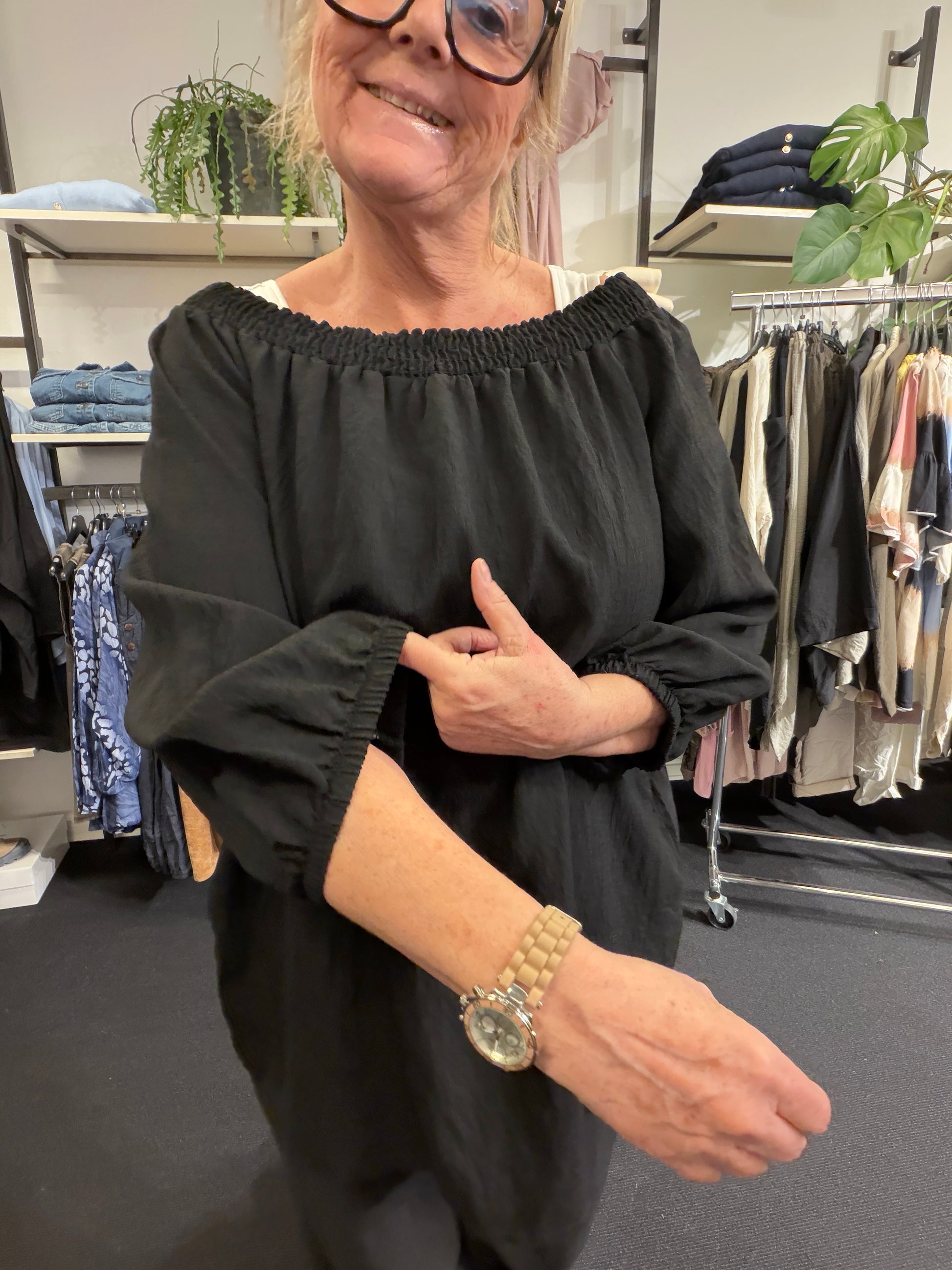 Molly plussize bluse med elastik omkring halsen, der giver en behagelig og fleksibel pasform til kurvede kvinder, perfekt til både hverdag og fest.