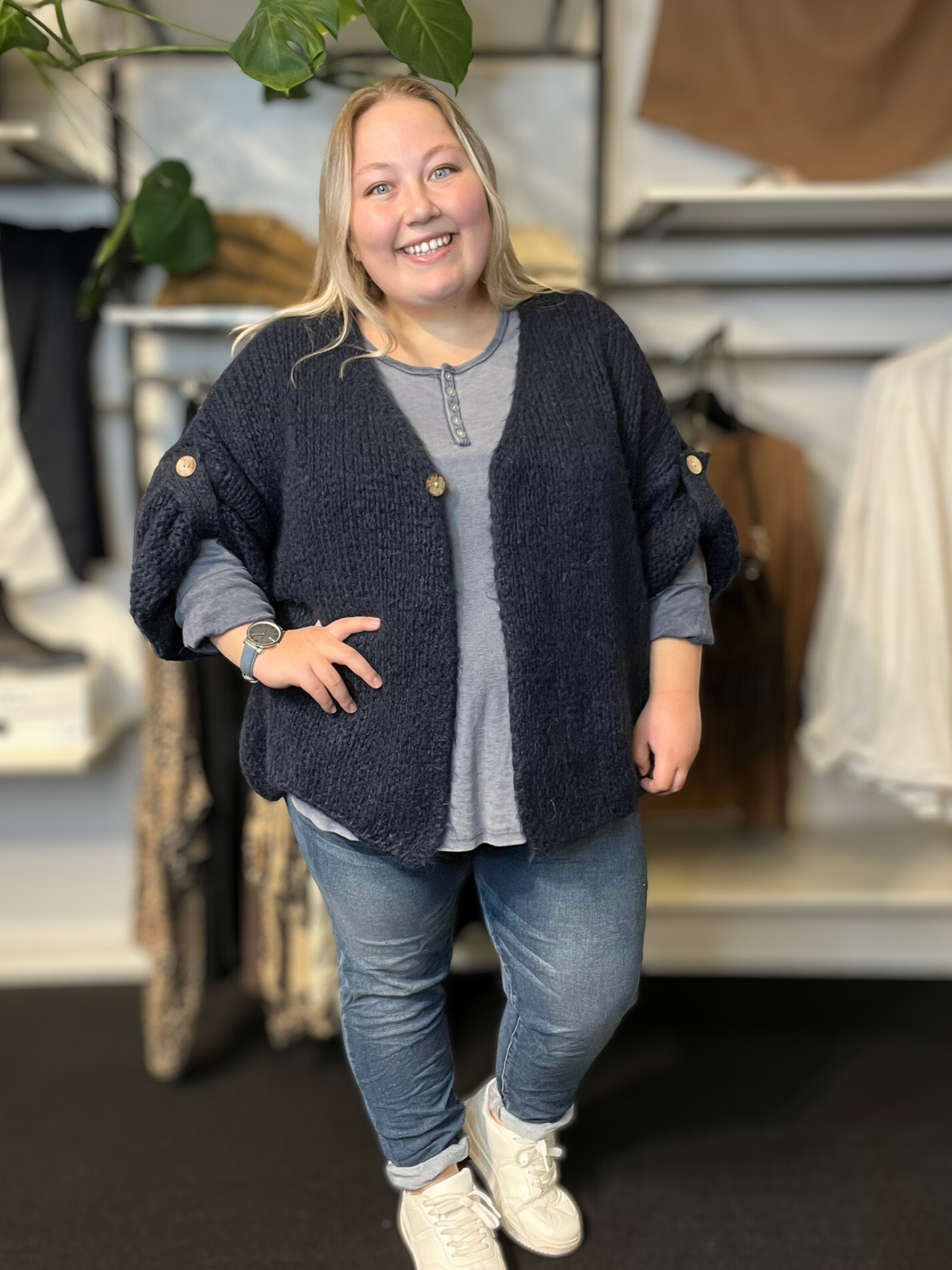 Blå Nala jeans i str. 42/46 med høj talje og lige ben let og behagelig jeans med elastik men stadig lynlås og knap lukning foran plussize jeans som findes i 2 plus størrelser.