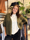 Mona kort strikcardigan i smart plussize design – fås i mange farver.