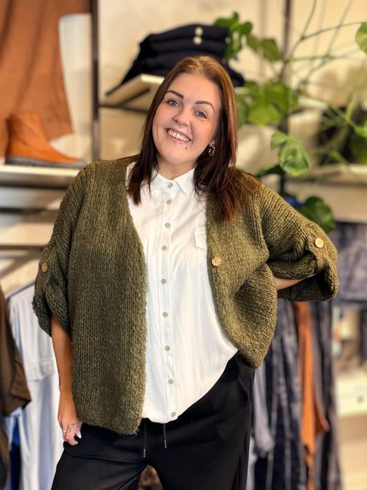 Mona kort strikcardigan i smart plussize design – fås i mange farver.