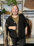Mona strik cardiganen er med 3/4 ærmer og i en lækker chunky kvalitet. Den er med knaplukning og elevatorhejs ved ærmet.