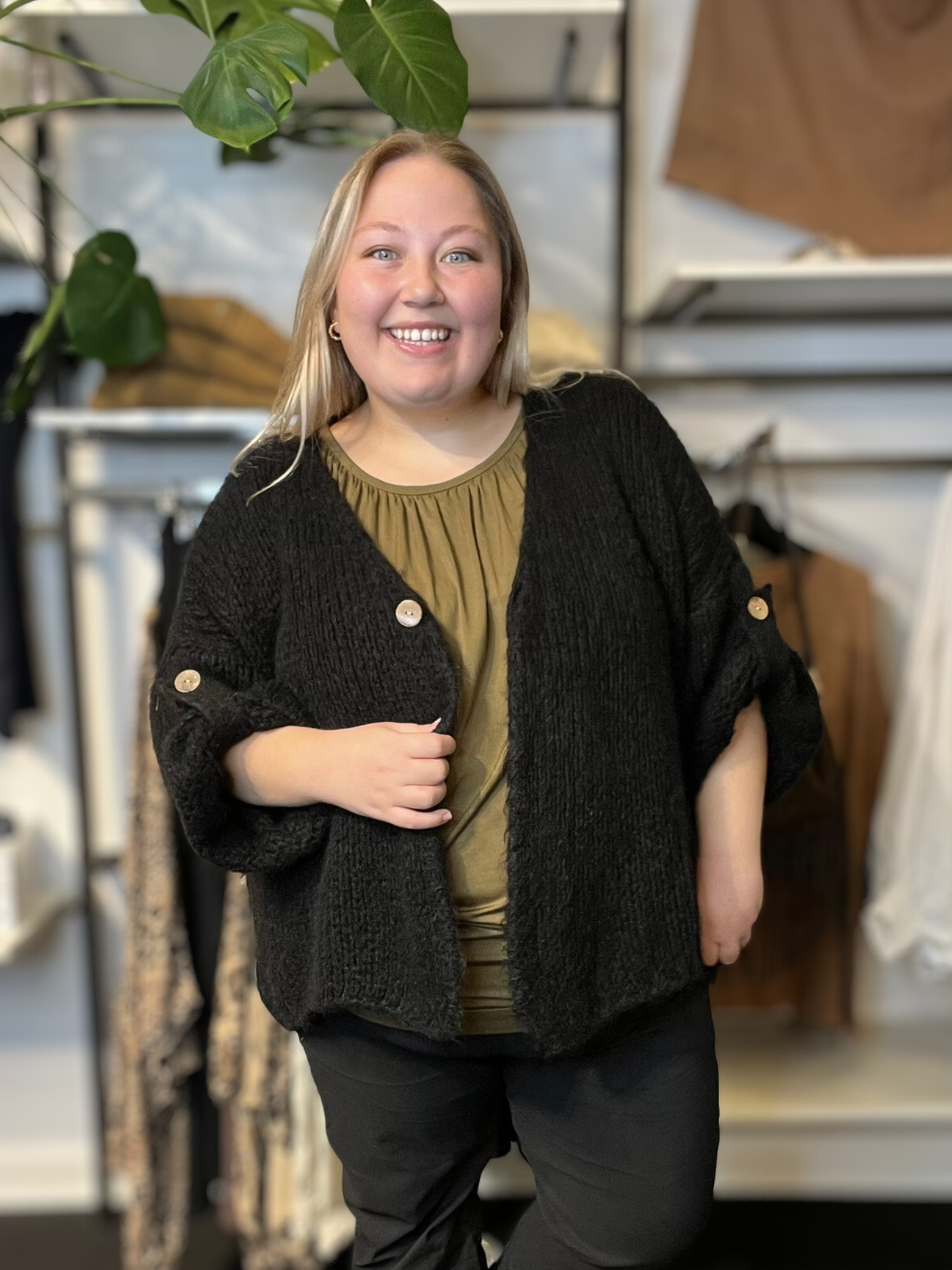 Mona strik cardiganen er med 3/4 ærmer og i en lækker chunky kvalitet. Den er med knaplukning og elevatorhejs ved ærmet.
