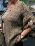 Mona strik cardiganen er med 3/4 ærmer og i en lækker chunky kvalitet. Den er med knaplukning og elevatorhejs ved ærmet.