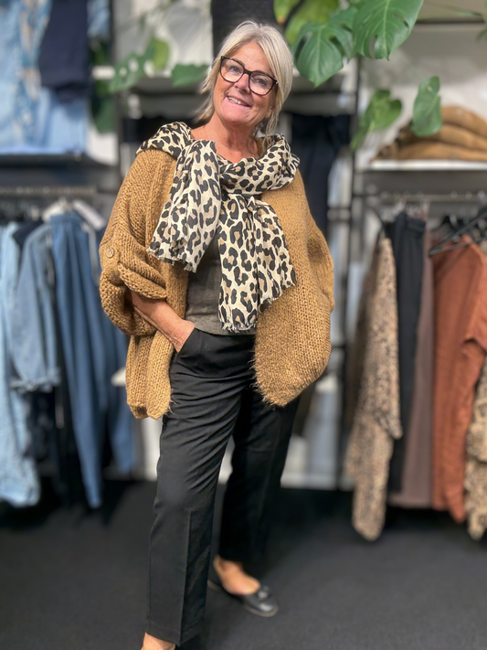 Mona strik cardiganen er med 3/4 ærmer og i en lækker chunky kvalitet. Den er med knaplukning og elevatorhejs ved ærmet. Her er de sat til cropped pants fra Kaffe Curve.