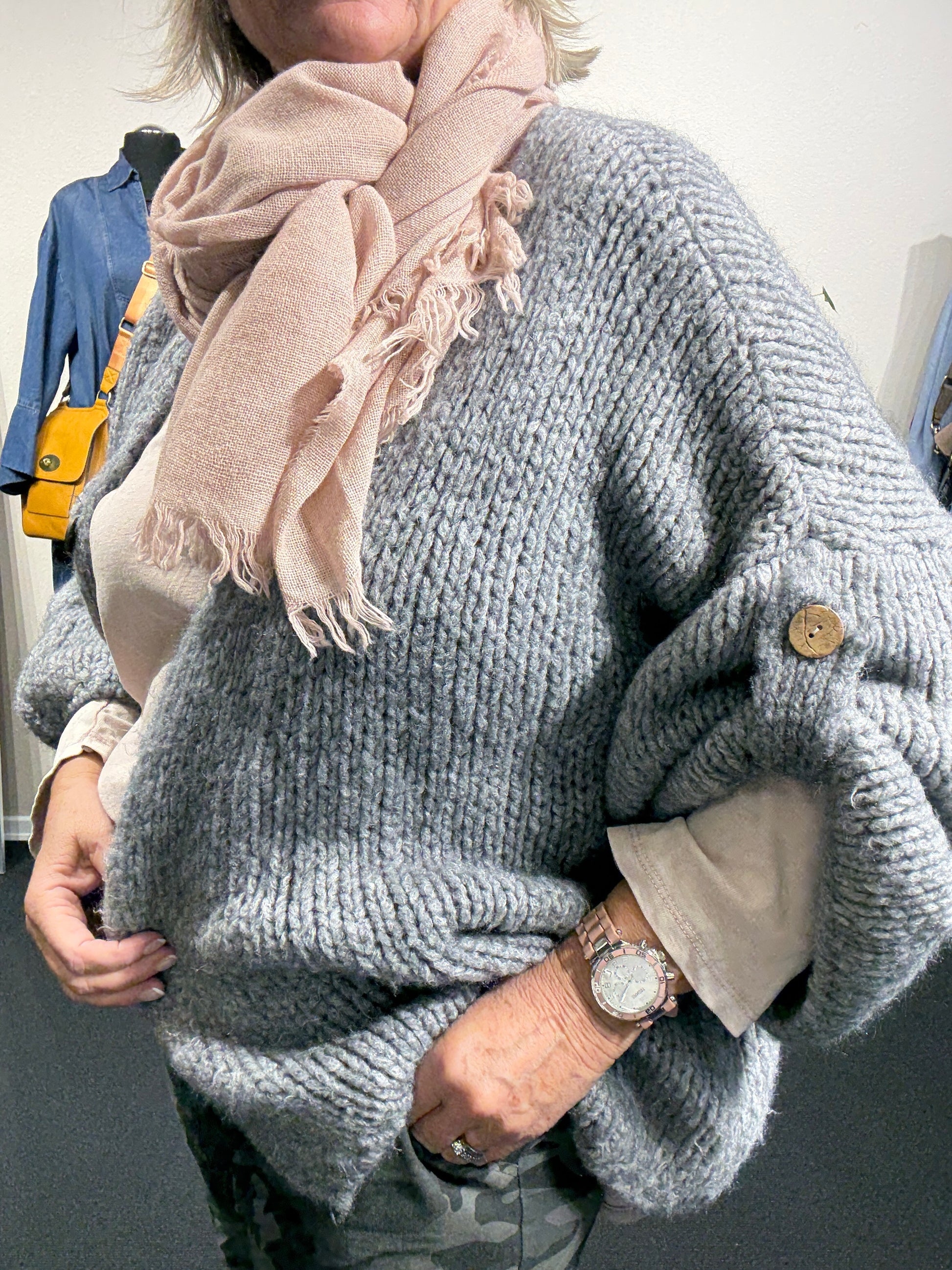 Mona strik cardiganen er med 3/4 ærmer og i en lækker chunky kvalitet. Den er med knaplukning og elevatorhejs ved ærmet.