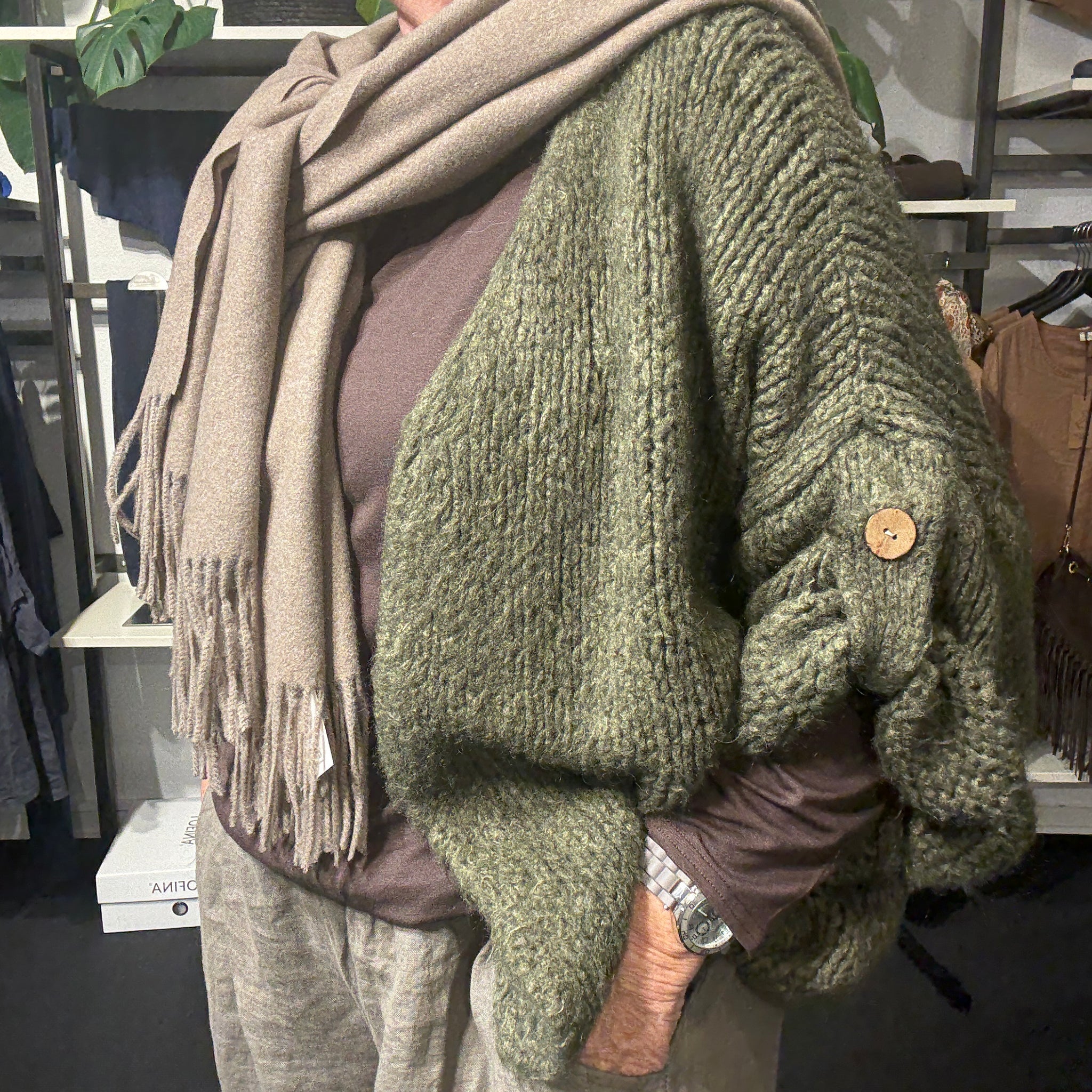 Mona kort strikcardigan i smart plussize design – fås i mange farver.