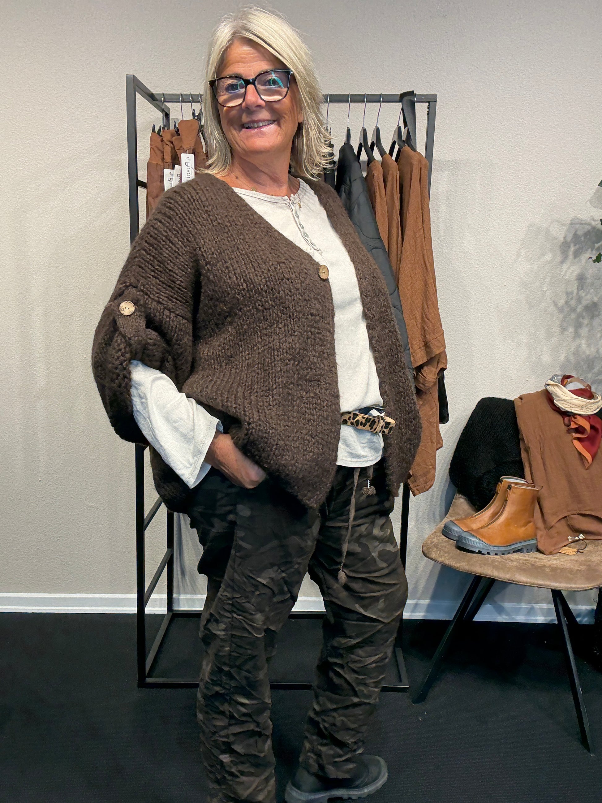 “Plus size Mona-strik til kvinder, blød og varm striktrøje i neutral farve med rund hals og lange ærmer, perfekt til hverdag og afslappet stil.”