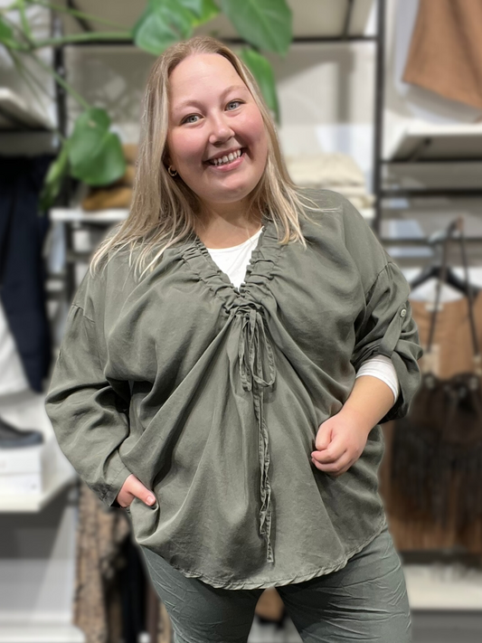 Mynde er plussize bluse smart design går ned i Vhals langt ærme som har elevator hejs på ærme 5 flotte efterårs farver.
