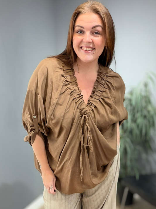 Mynde er plussize bluse smart design går ned i Vhals langt ærme som har elevator hejs på ærme 5 flotte efterårs farver.