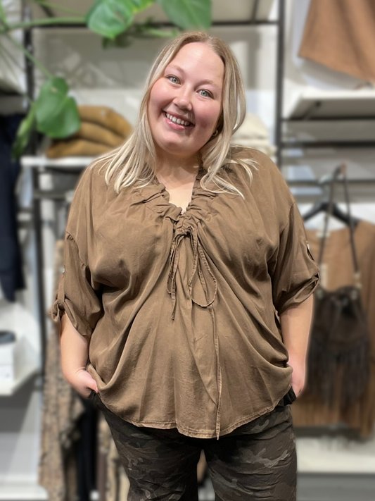 Mynde er plussize bluse smart design går ned i Vhals langt ærme som har elevator hejs på ærme 5 flotte efterårs farver.