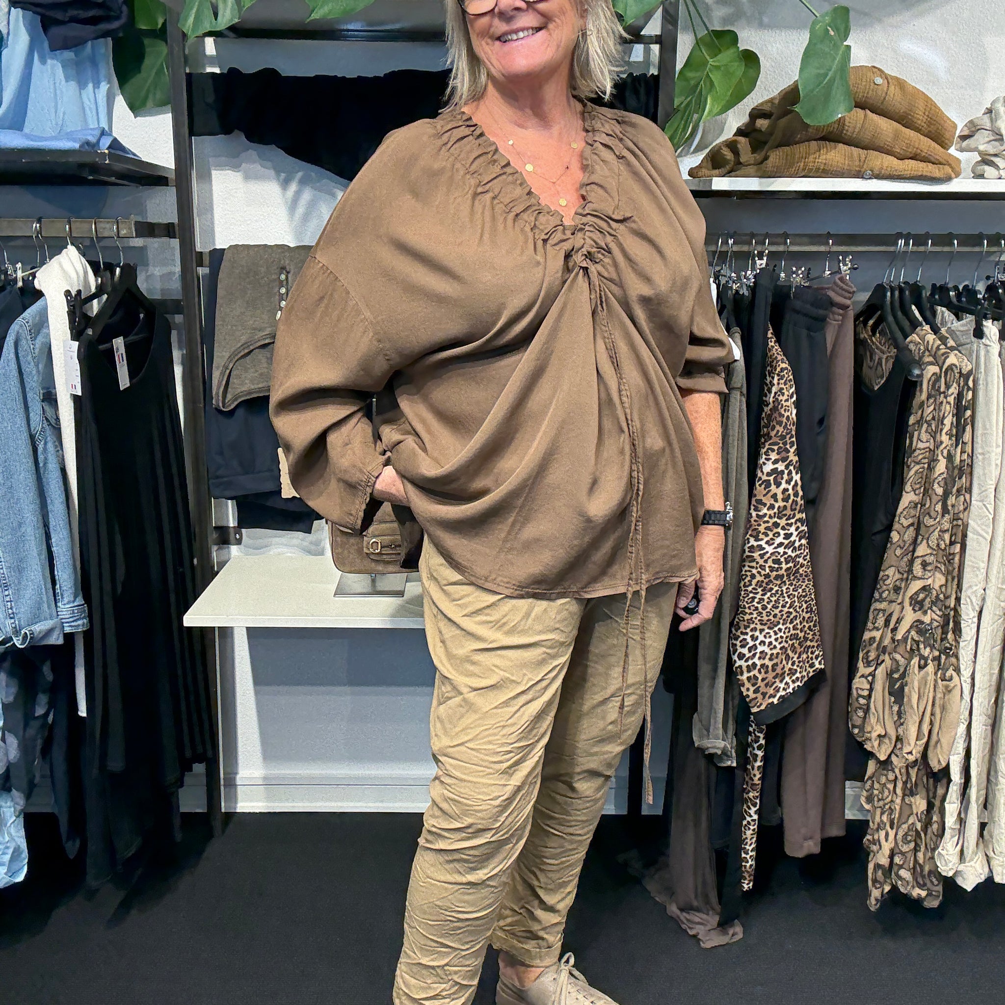 Mynde er plussize bluse smart design går ned i Vhals langt ærme som har elevator hejs på ærme 5 flotte efterårs farver.