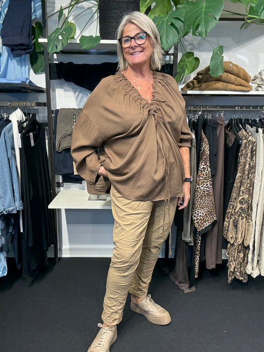 Mynde er plussize bluse smart design går ned i Vhals langt ærme som har elevator hejs på ærme 5 flotte efterårs farver.