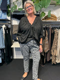 Mynde er plussize bluse smart design går ned i Vhals langt ærme som har elevator hejs på ærme 5 flotte efterårs farver.