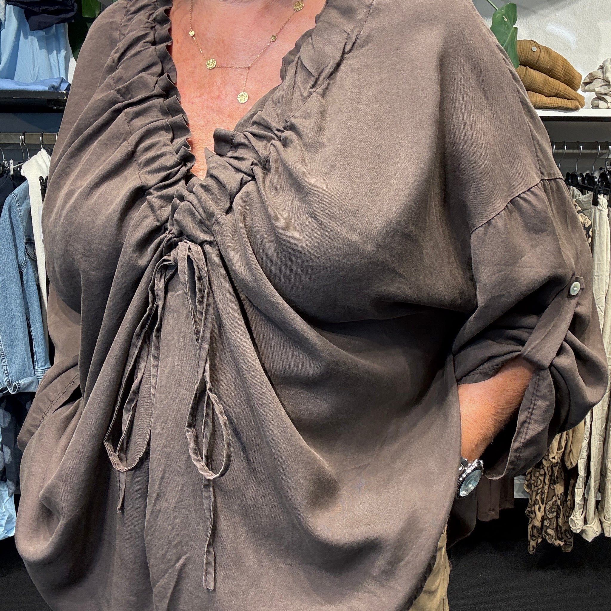 Mynde er plussize bluse smart design går ned i Vhals langt ærme som har elevator hejs på ærme 5 flotte efterårs farver.