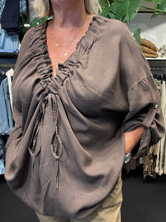 Mynde er plussize bluse smart design går ned i Vhals langt ærme som har elevator hejs på ærme 5 flotte efterårs farver.