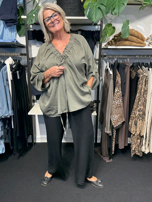 Mynde er plussize bluse smart design går ned i Vhals langt ærme som har elevator hejs på ærme 5 flotte efterårs farver.