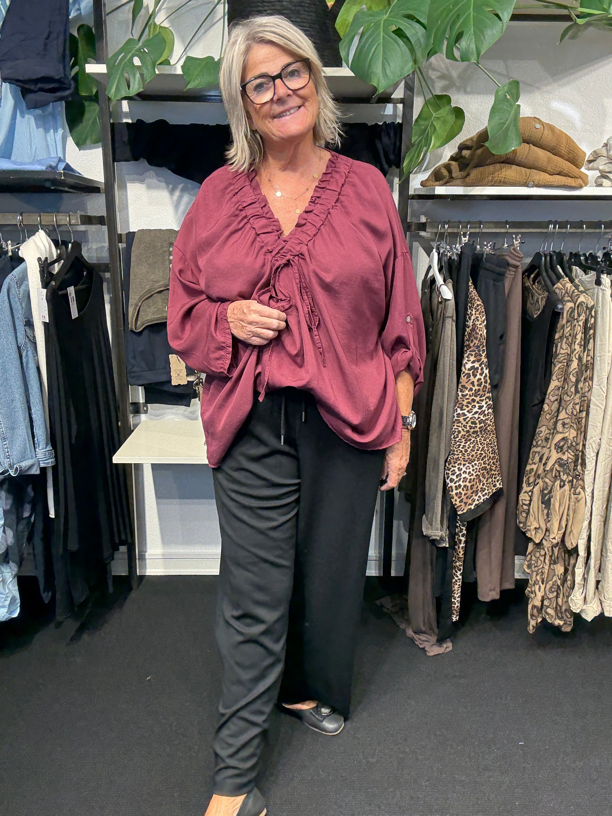Mynde er plussize bluse smart design går ned i Vhals langt ærme som har elevator hejs på ærme 5 flotte efterårs farver.