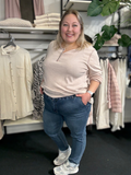 Nala jeans i denim med høj talje og smal, lige pasform, lommer foran og bagpå, synlige sømme, tidløst design til hverdag og arbejde