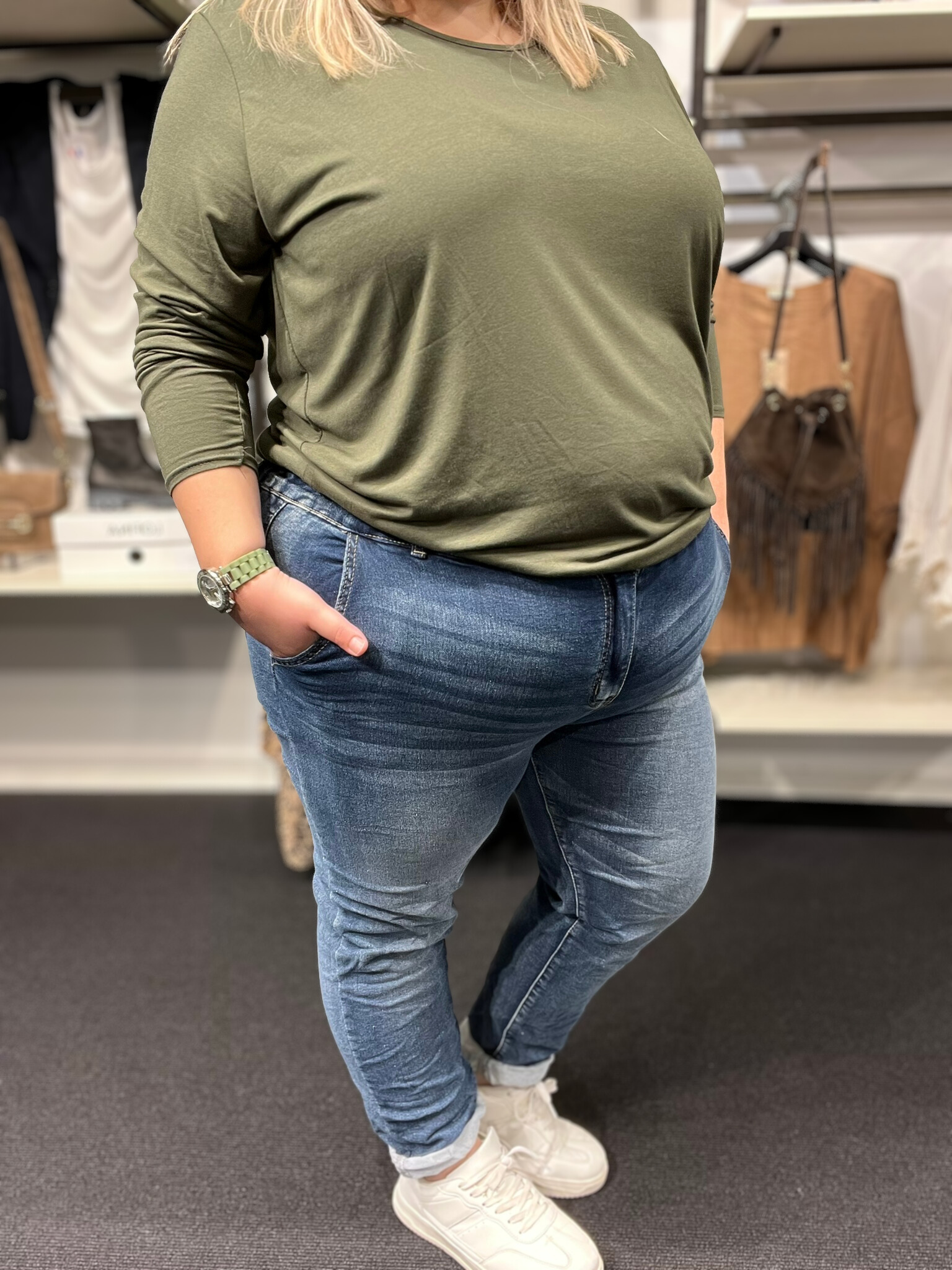 Blå Nala jeans i str. 44/52 med høj talje og lige ben let og behagelig jeans med elastik men stadig lynlås og knap lukning foran plus size jeans.