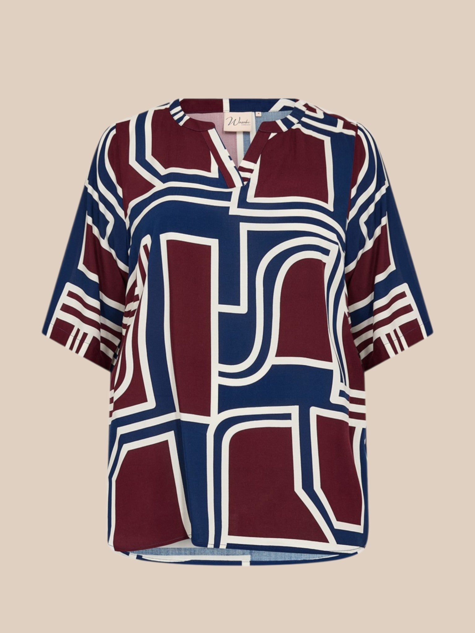 Smart plus size bluse med flot mønster. Den er med v-hals og korte ærmer. 