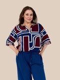 Smart plus size bluse med flot mønster. Den er med v-hals og korte ærmer. 