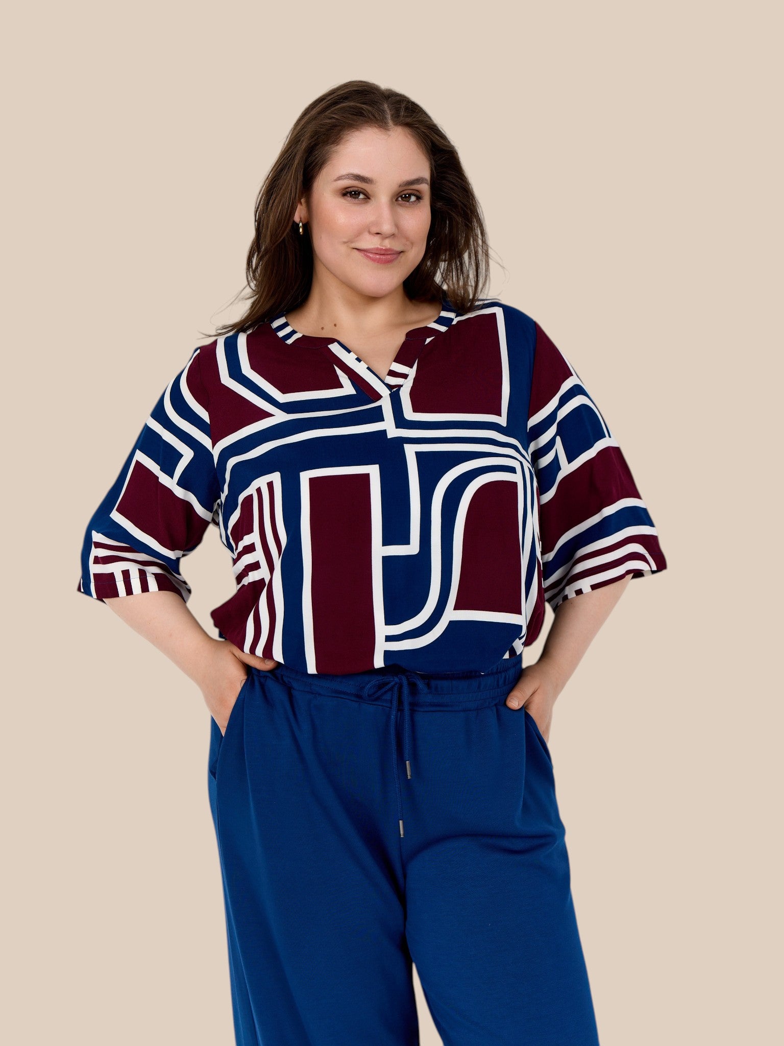 Smart plus size bluse med flot mønster. Den er med v-hals og korte ærmer. 