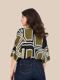 Smart plus size bluse med flot mønster. Den er med v-hals og korte ærmer. 