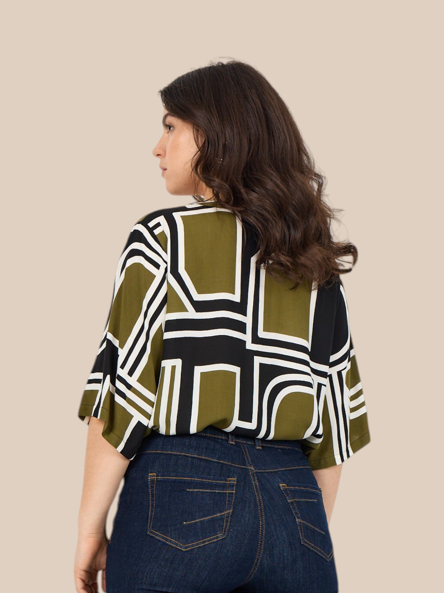Smart plus size bluse med flot mønster. Den er med v-hals og korte ærmer. 