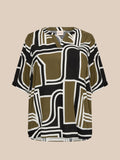 Smart plus size bluse med flot mønster. Den er med v-hals og korte ærmer. 