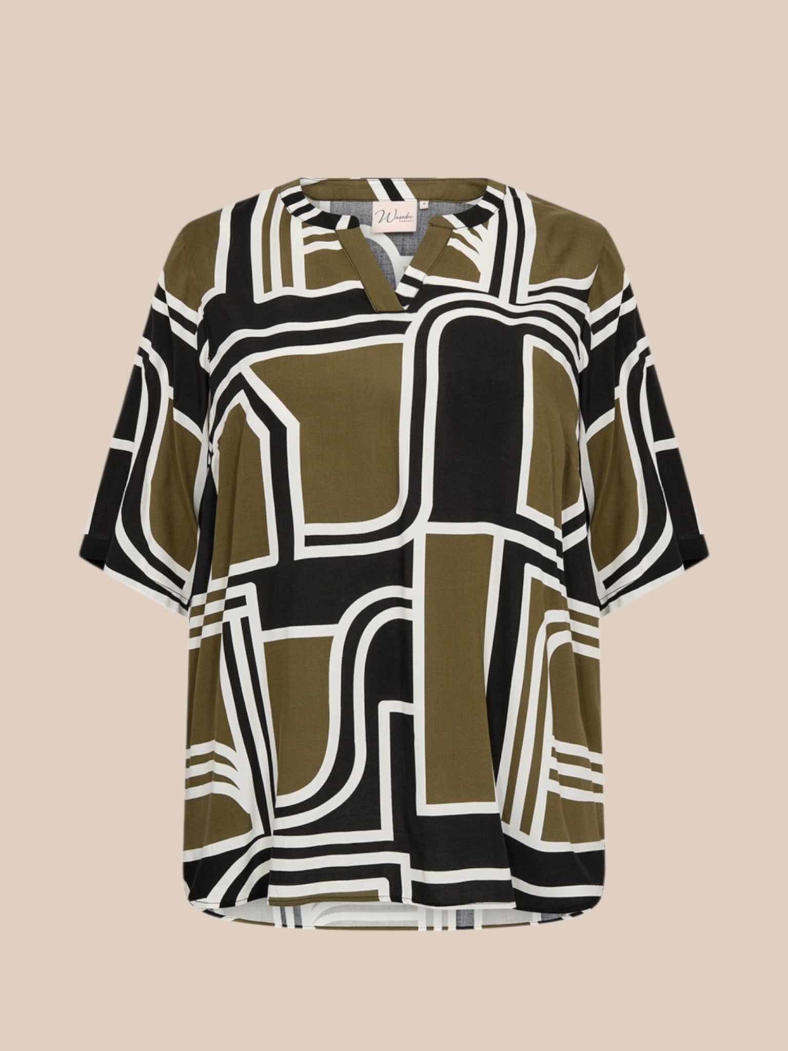 Smart plus size bluse med flot mønster. Den er med v-hals og korte ærmer. 