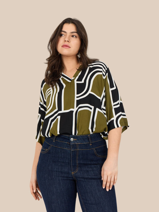 Smart plus size bluse med flot mønster. Den er med v-hals og korte ærmer. 