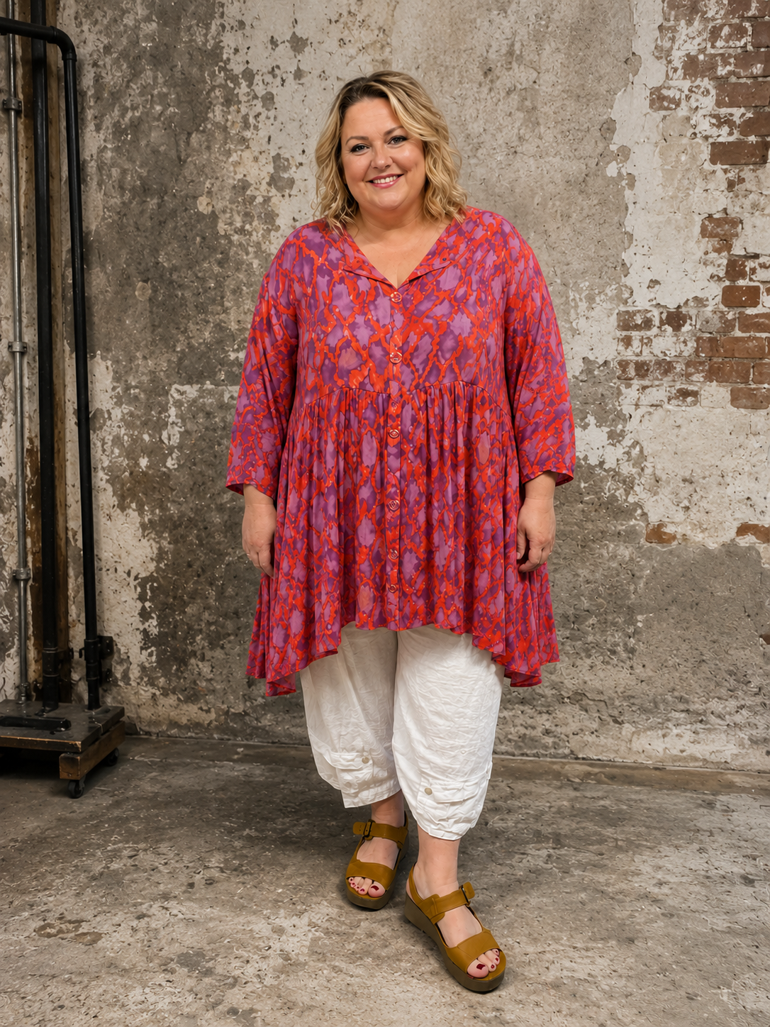 Sød tunika til plus size kvinden der elsker en anderledes tunika som kan bruges til både hverdag og fest. Der er smæk på både farve og mønster, hvilket gør tunikaen anderledes. 
