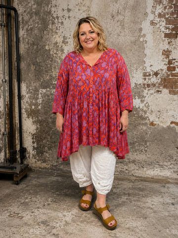 Sød tunika til plus size kvinden der elsker en anderledes tunika som kan bruges til både hverdag og fest. Der er smæk på både farve og mønster, hvilket gør tunikaen anderledes. 