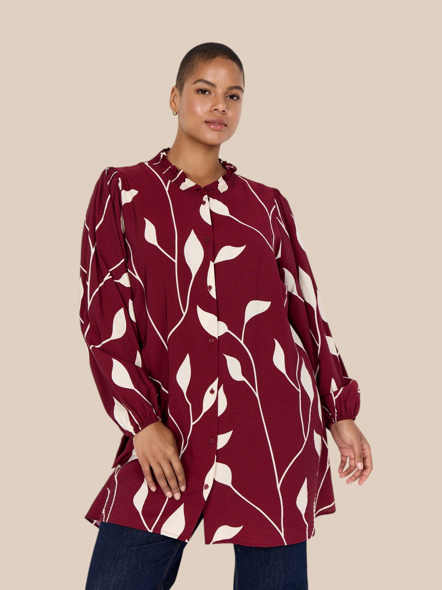 Smuk mønstret plus size tunika fra mærket Wasabi Concept. Den er gennemknappet og kan bruges både åben og lukket.
