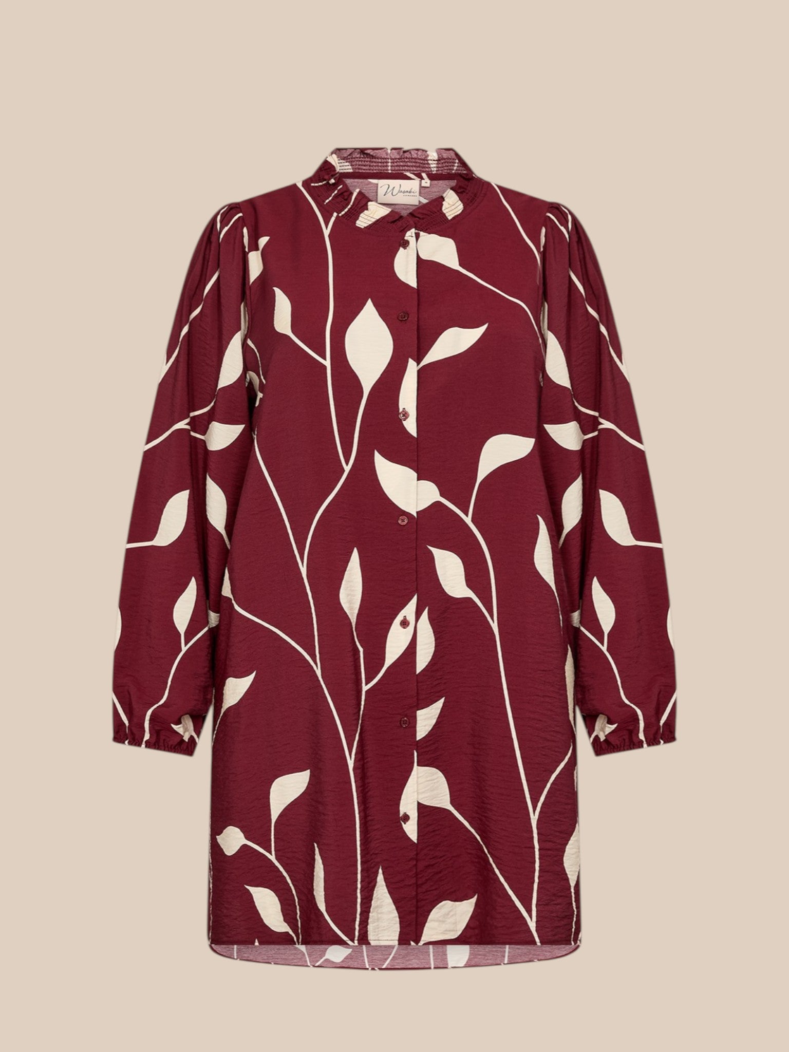 Smuk mønstret plus size tunika fra mærket Wasabi Concept. Den er gennemknappet og kan bruges både åben og lukket.