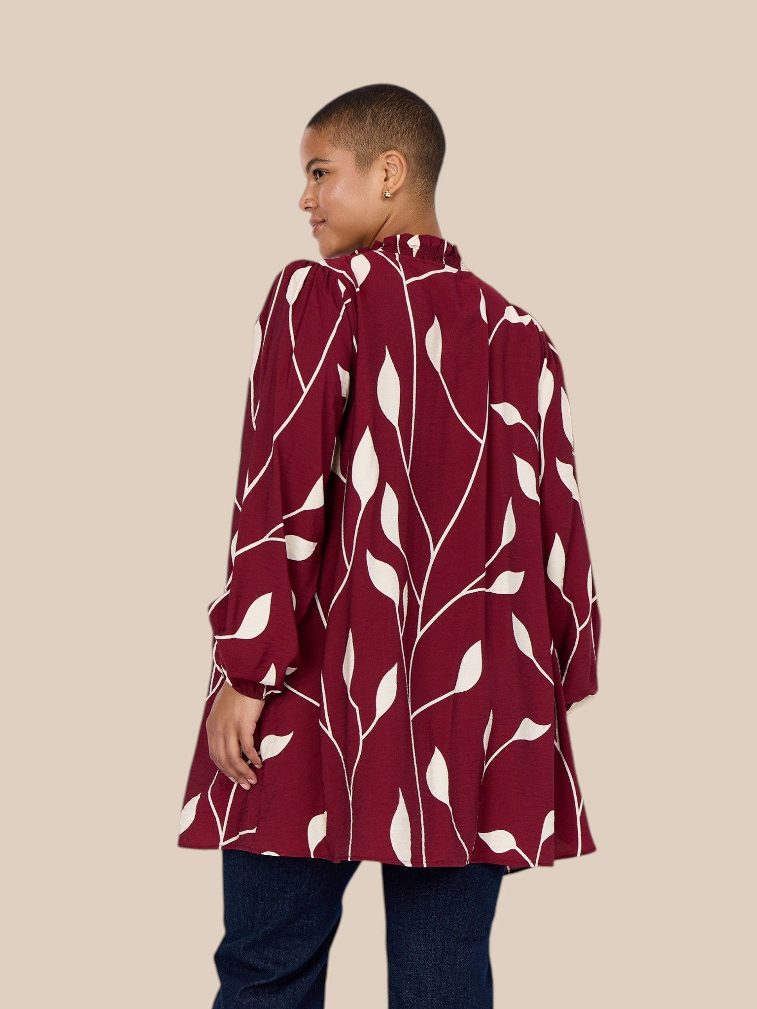 Smuk mønstret plus size tunika fra mærket Wasabi Concept. Den er gennemknappet og kan bruges både åben og lukket.