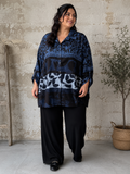 Smart printet skjorte til plus size kvinden der ønsker en brugbar skjorte, som er anvendelig både åben og lukket.