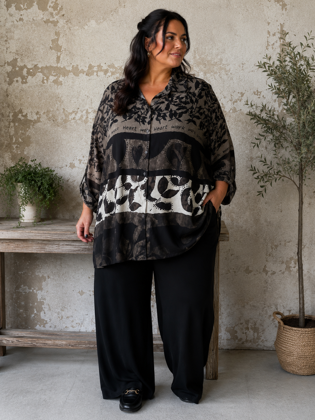 Smart printet skjorte til plus size kvinden der ønsker en brugbar skjorte, som er anvendelig både åben og lukket.