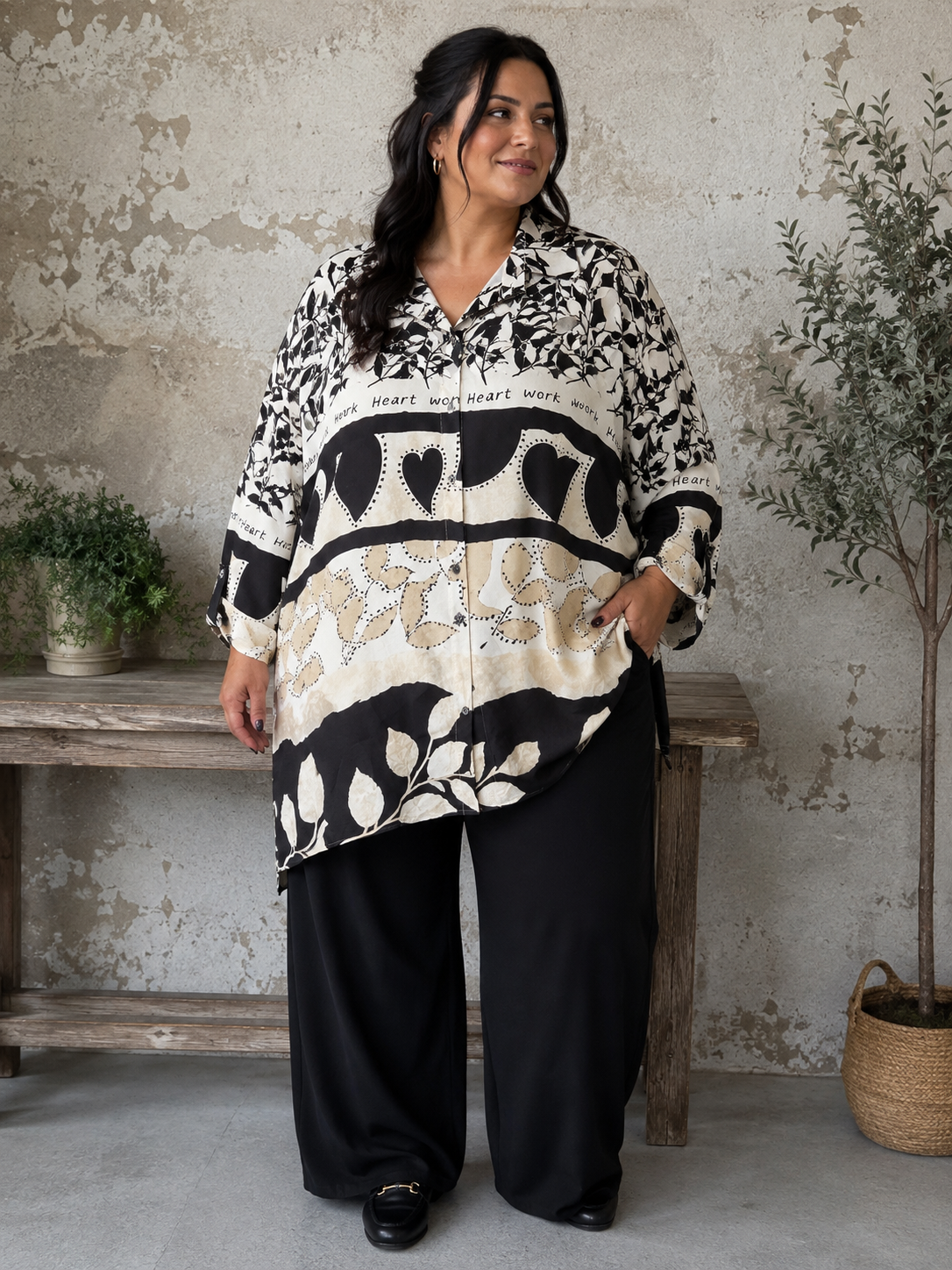 Smart printet skjorte til plus size kvinden der ønsker en brugbar skjorte, som er anvendelig både åben og lukket.