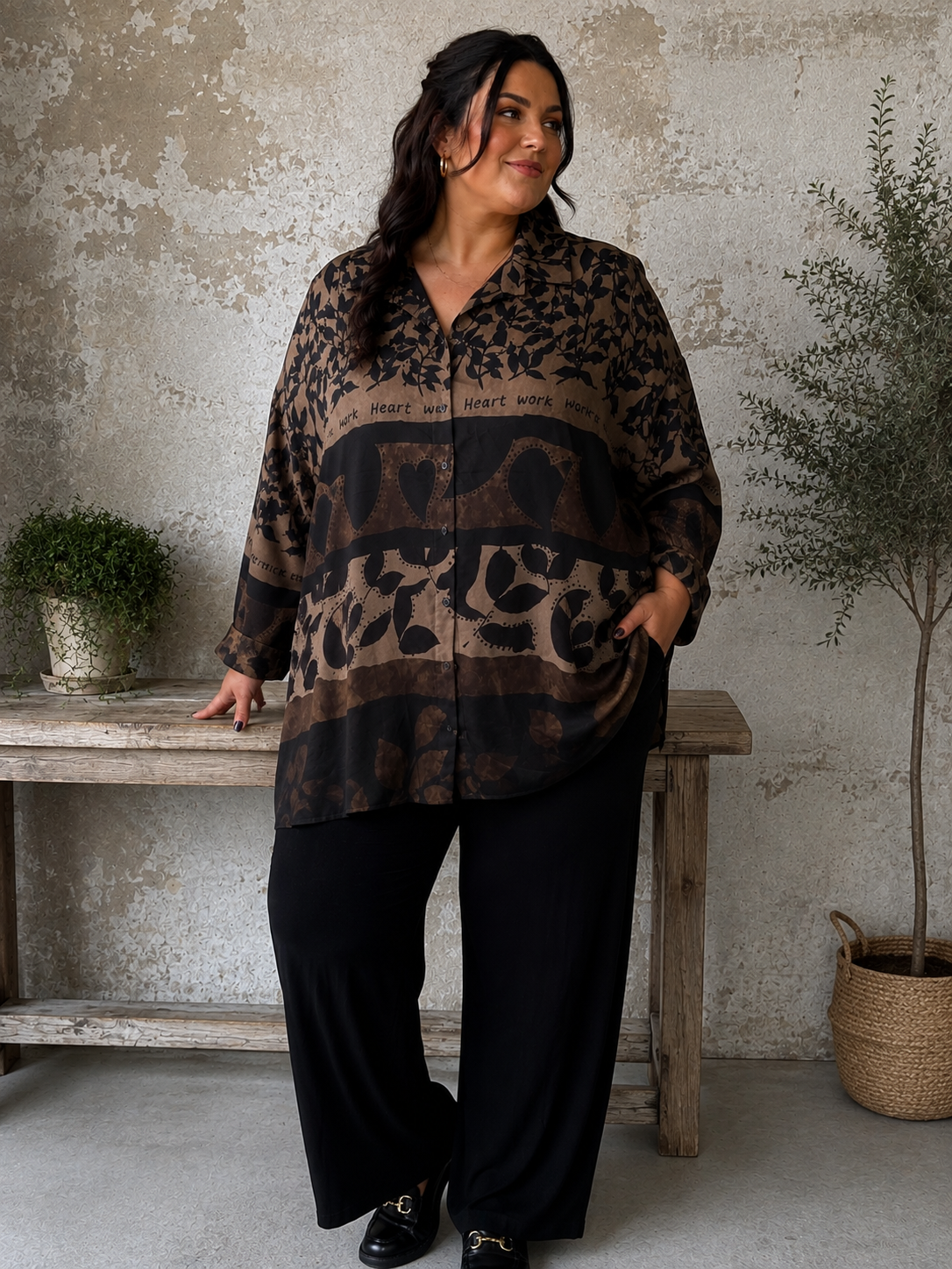 Smart printet skjorte til plus size kvinden der ønsker en brugbar skjorte, som er anvendelig både åben og lukket.
