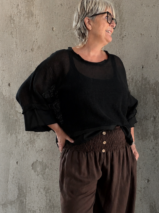Lækker let netbluse i afslappet og moderne pasform – perfekt til plus size kvinder, der ønsker et luftigt og smart look uden at drukne i stoffet. 