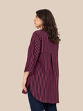 Smart plus size skjorte med striber. Den er gennemknappet, og kan bruges både åben og lukket. 