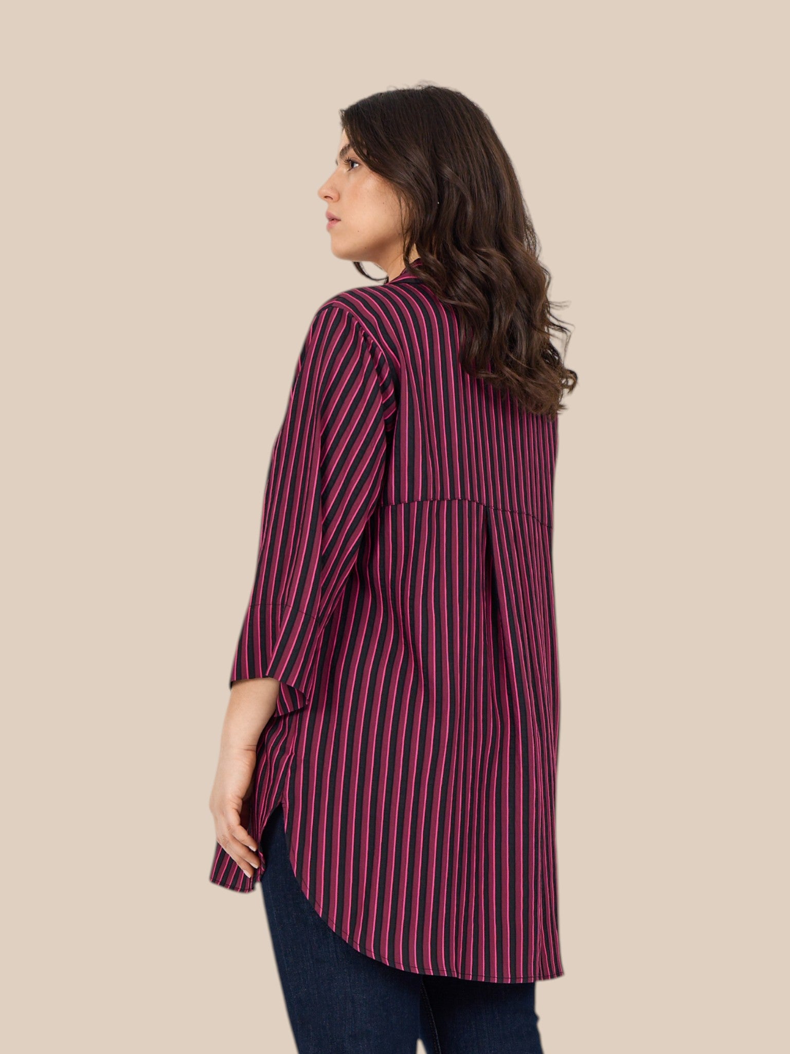 Smart plus size skjorte med striber. Den er gennemknappet, og kan bruges både åben og lukket. 