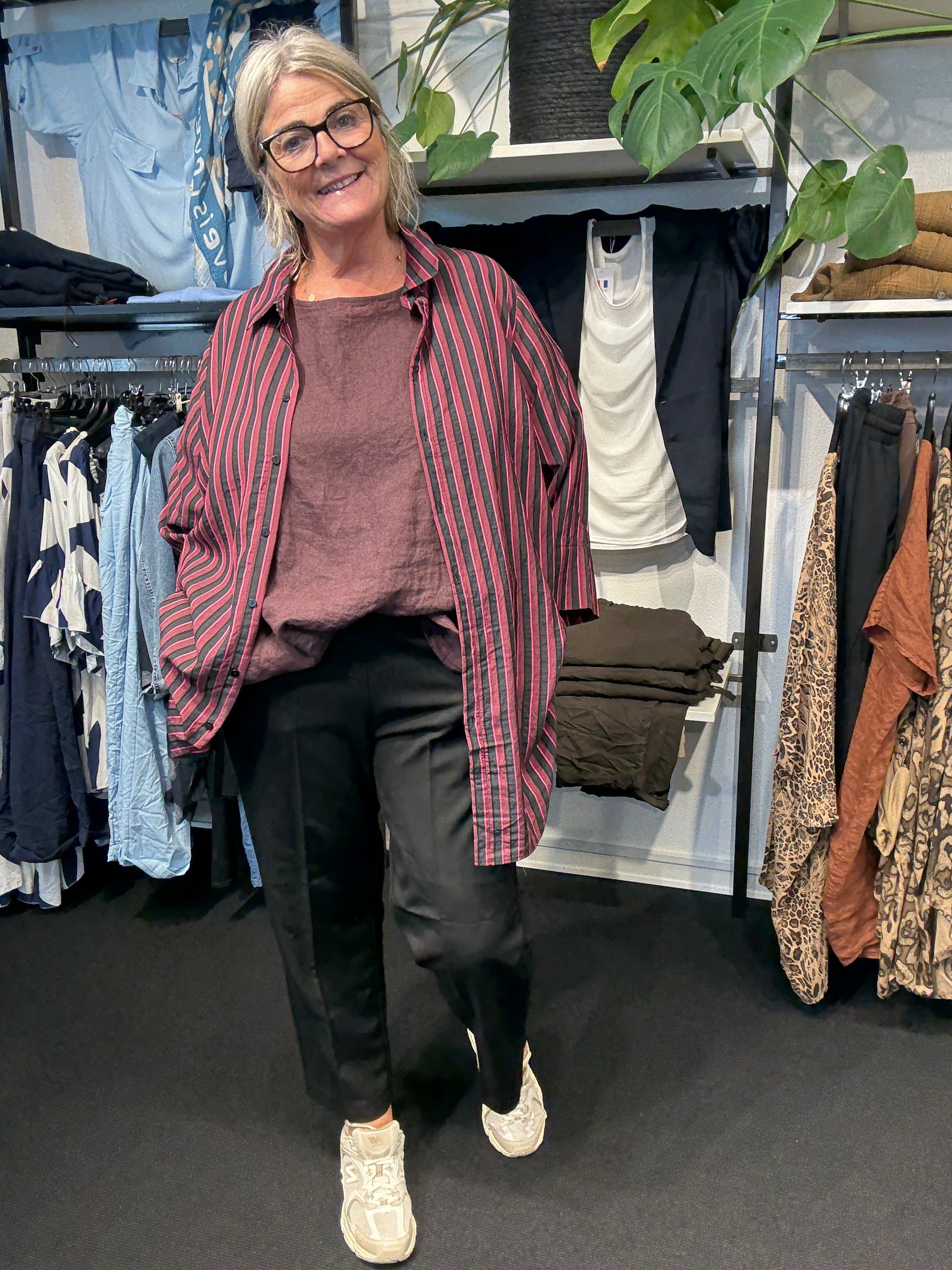 Smart plus size skjorte med striber. Den er gennemknappet, og kan bruges både åben og lukket. 