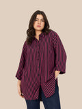 Smart plus size skjorte med striber. Den er gennemknappet, og kan bruges både åben og lukket. 