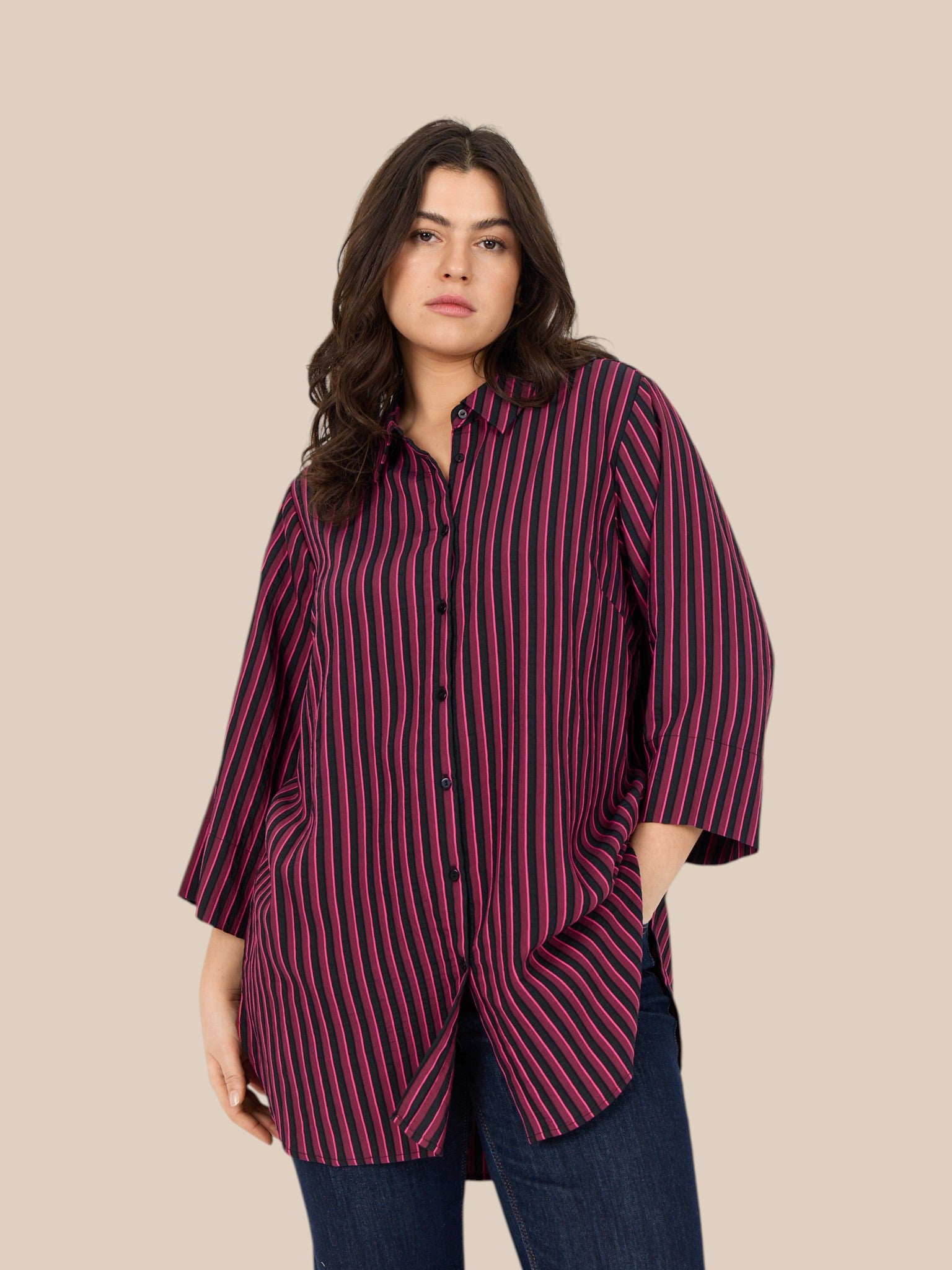 Smart plus size skjorte med striber. Den er gennemknappet, og kan bruges både åben og lukket. 