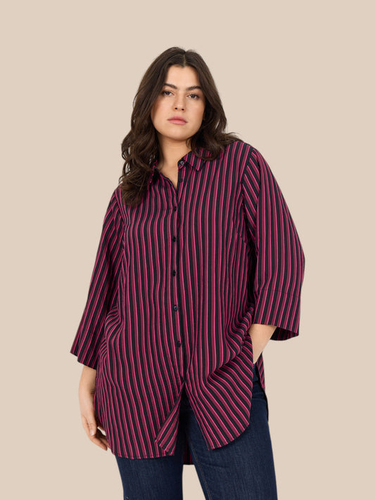 Smart plus size skjorte med striber. Den er gennemknappet, og kan bruges både åben og lukket. 